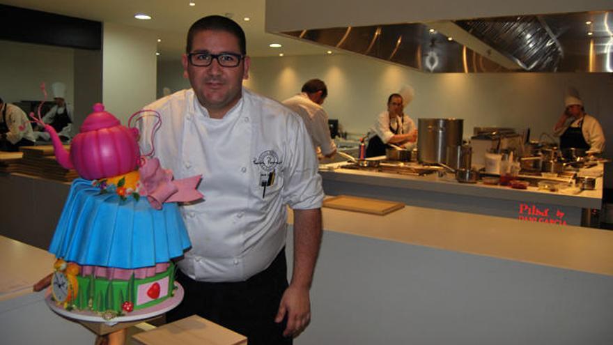 Dani García en la cocina de su nuevo restaurante cargado de fantasía.