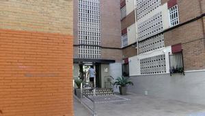 Un vecino entrando al edificio en el que vivía la víctima.