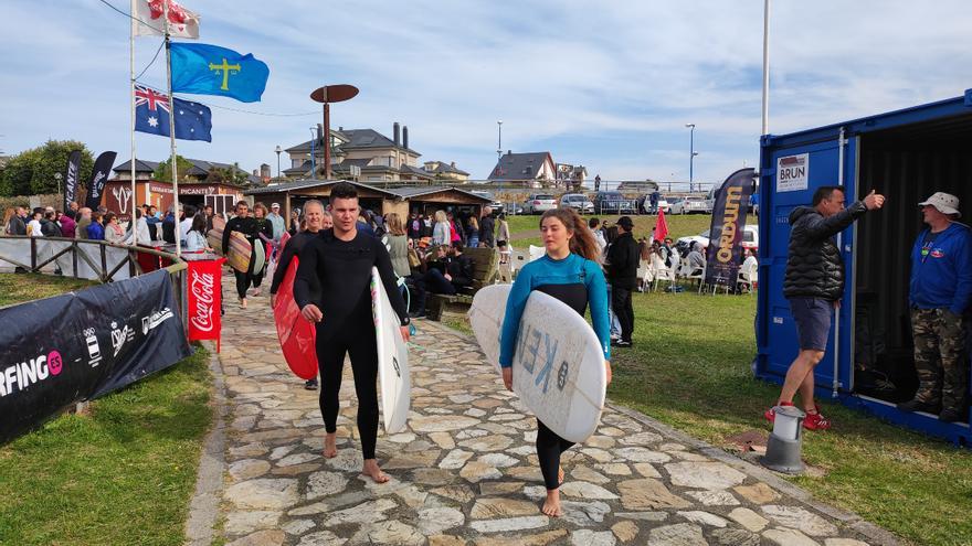 La emotiva despedida a &quot;Toño del Moderno&quot; en la playa de Tapia