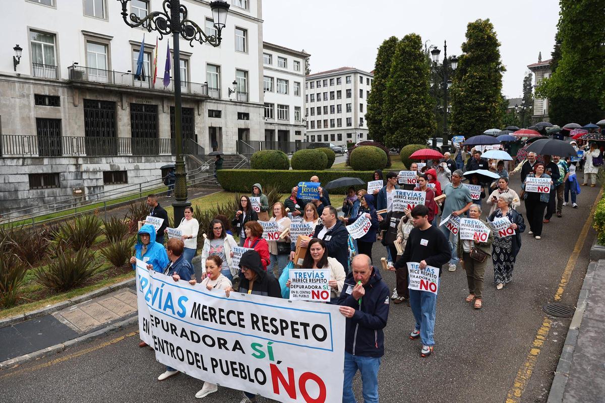 En imágenes: así fue la manifestación por las calles de Oviedo de los vecinos de Trevías que luchan por cambiar la depuradora de lugar En imágenes: así fue la manifestación por las calles de Oviedo de los vecinos de Trevías que luchan por cambiar la depuradora de lugar