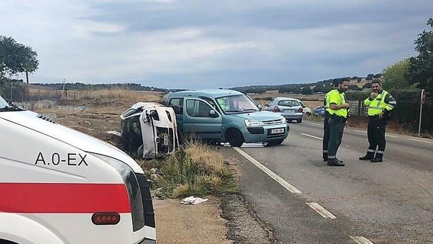 Un bebé y dos mujeres resultan heridas al colisionar sus vehículos en Badajoz