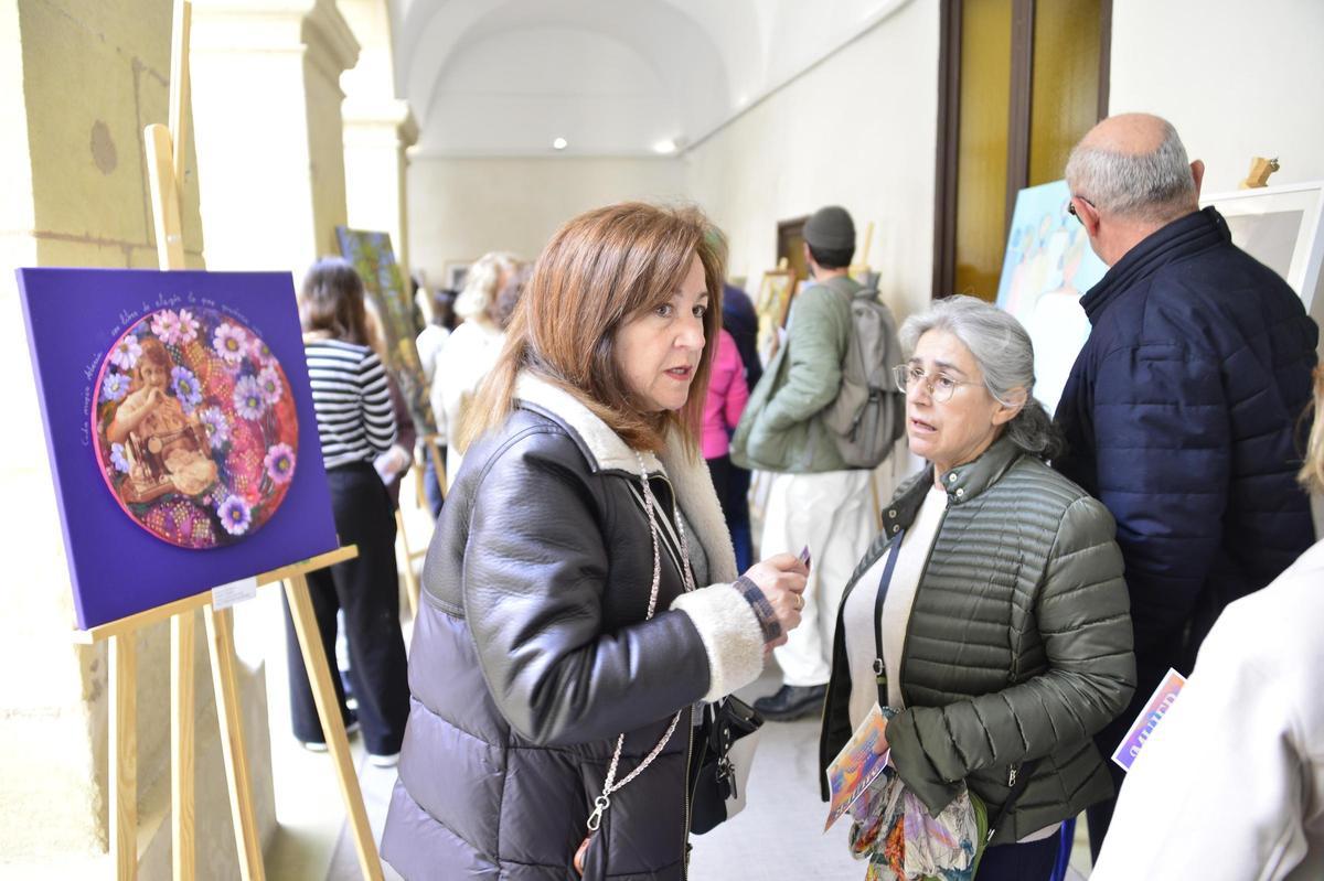 Autoras y visitantes durante la muestra por el 8M