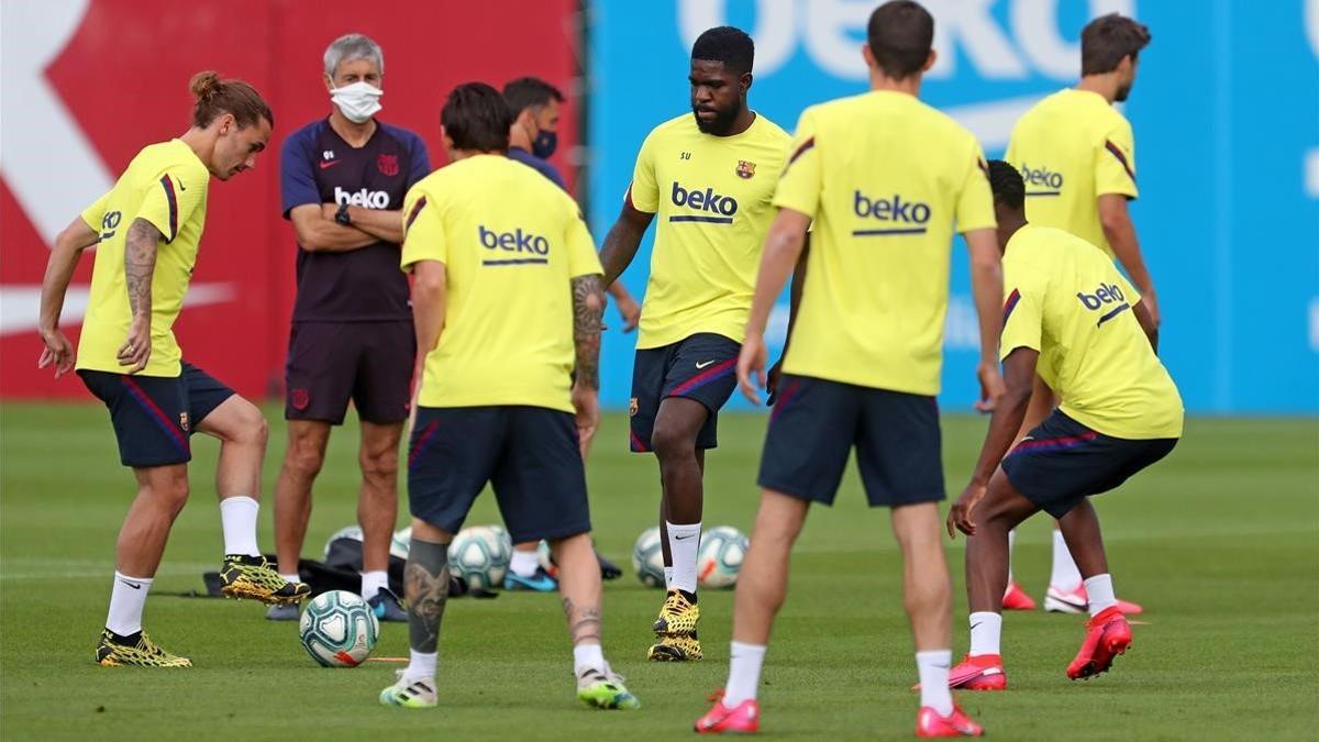 Un entrenamiento del Barcelona, con Quique Setién, de frente, con mascarilla,