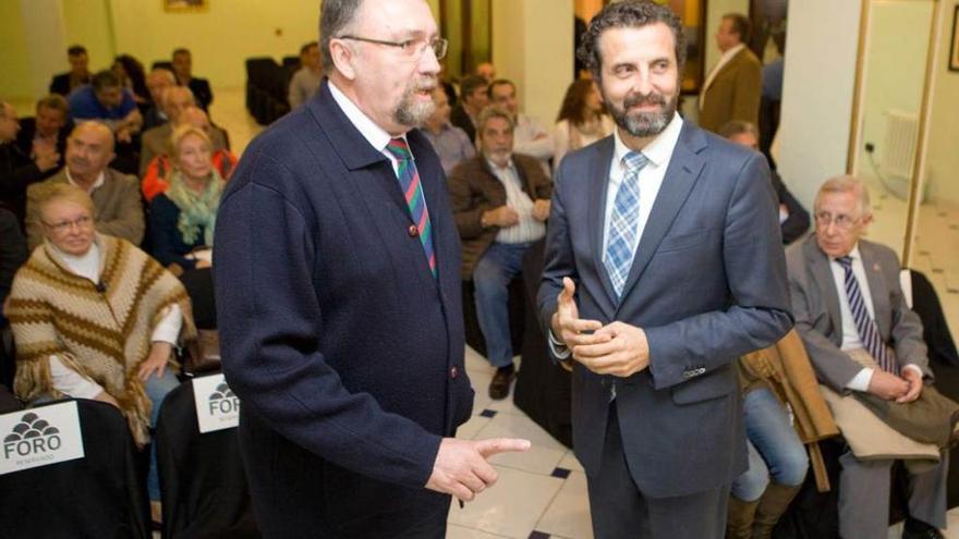 Por la izquierda, Oblanca e Iglesias antes del inicio del acto de Foro de ayer en Gijón.