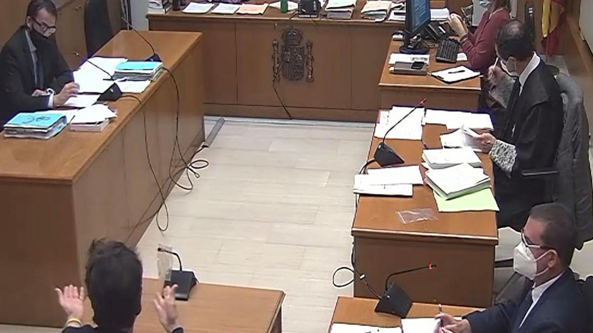 Pla general, extret de senyal de vídeo, del judici contra l&#039;estafador de l&#039;amor