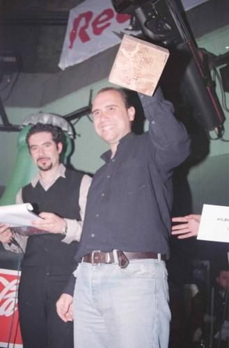 DJ GABI. El alcalde de Alicante, Gabriel Echávarri, junto al hoy jefe de gabinete de Alcaldía y portavoz de la ejecutiva local del PSOE, Lalo Díez, a finales de los años 90. El primer edil recogía un premio al mejor disc-jockey de manos de su compañero de filas. Siempre se le ha dado bien mezclar, aunque el tripartito no sea el mejor ejemplo...