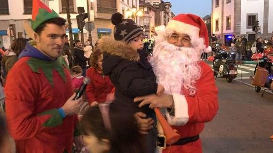 Papá Noel y sus elfos en Cangas de Onís.