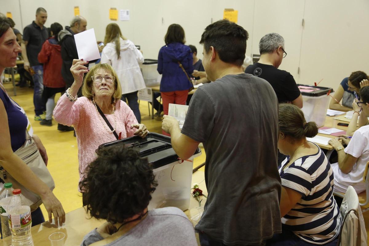 Una mujer vota en el referéndum del 1-O en 2017. Una mujer vota en el referéndum del 1-O en 2017.