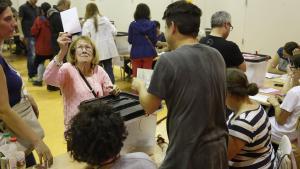 Una mujer vota en el referéndum del 1-O en 2017.