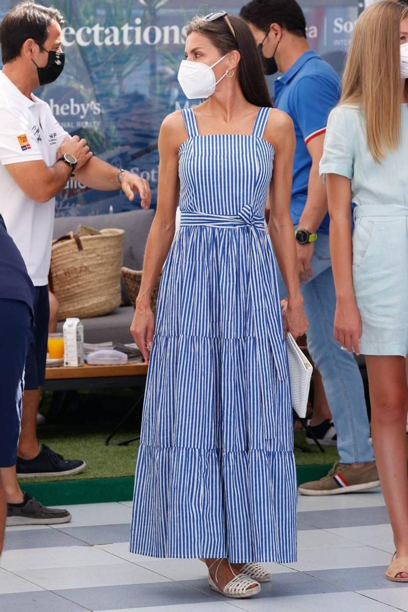 La reina Letizia con vestido azul a rayas y alpargatas