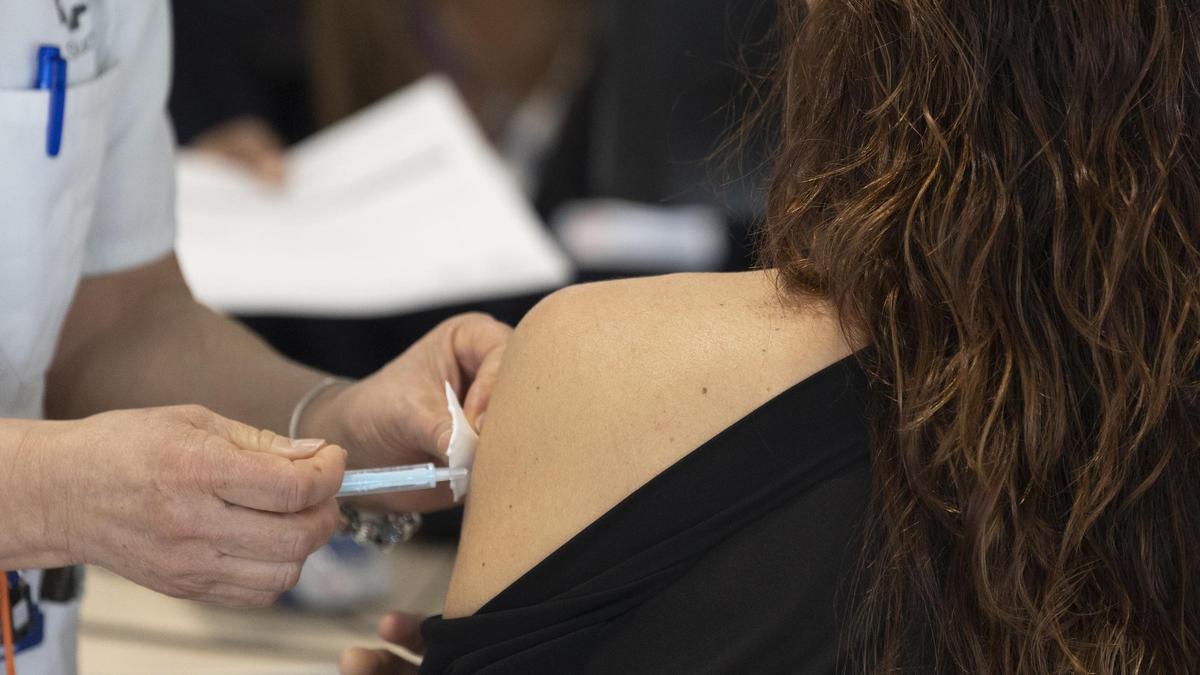 Una mujer recibe la vacuna contra el Covid-19.