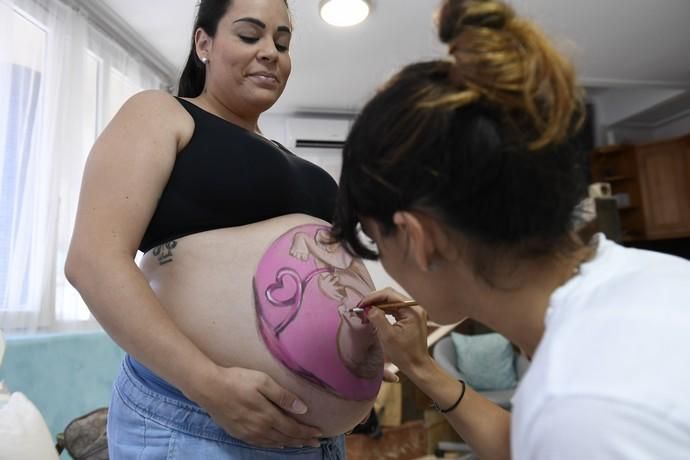 21-06-19 TELDE. SEDE LA LUNA DE NEPTUNO. LAS PALMAS DE GRAN CANARIA. Reportaje a una artista que pinta barrigas de embarazada. Fotos: Juan Castro.  | 21/06/2019 | Fotógrafo: Juan Carlos Castro