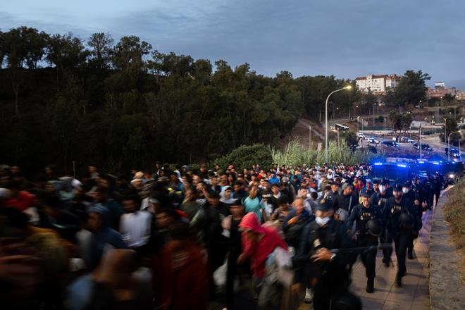 La policía traslada a cientos de migrantes de Ceuta a una nueva instalación acondicionada