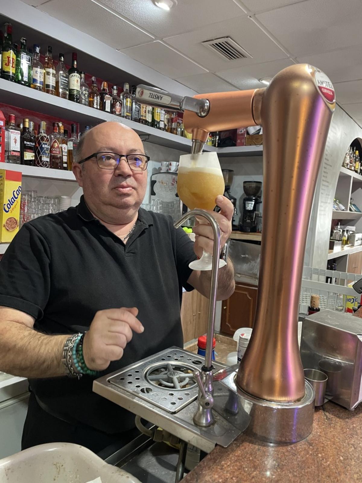 José, detrás de su barra.