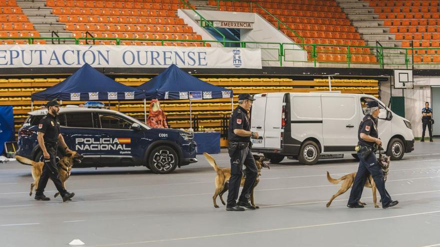 Policías de la unidad canina durante la muestra.
