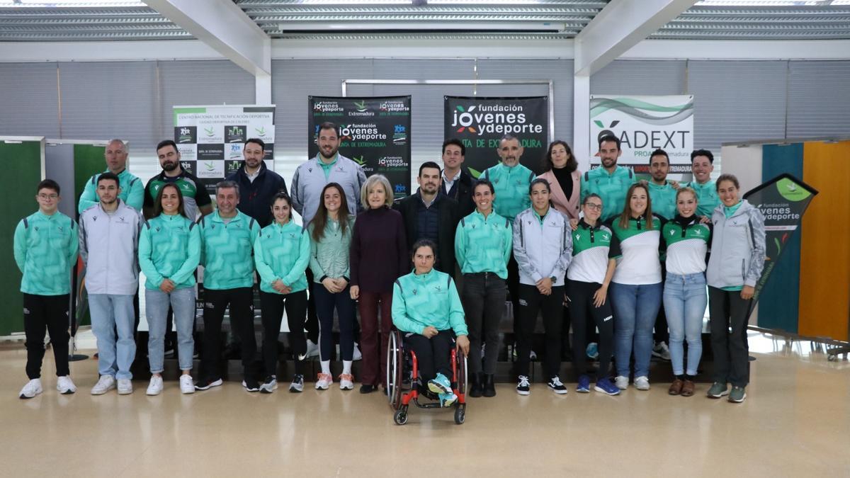 Participantes en el encuentro de deportistas celebrado n el Centro Nacional de Tecnificación Deportiva de la Ciudad Deportiva de Cáceres.
