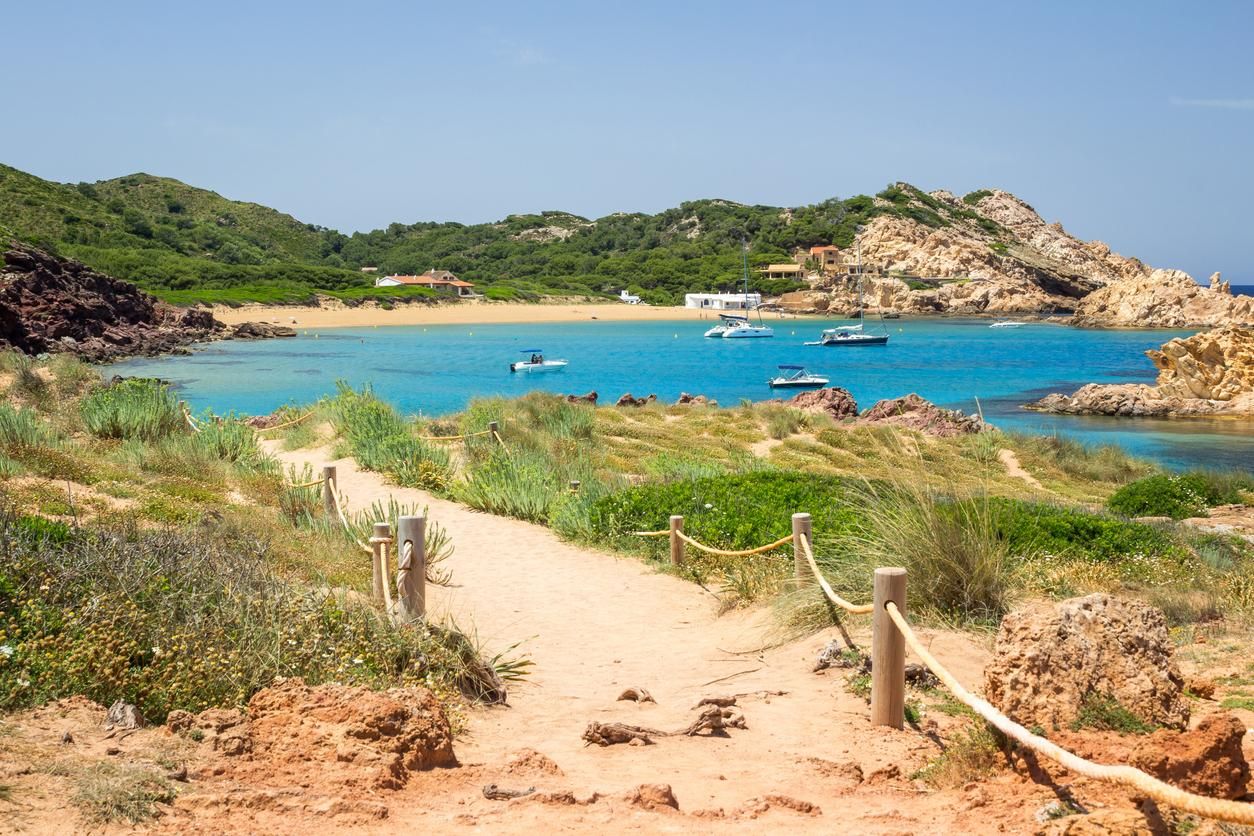 Arena rojiza y dorada y aguas cristalinas: así es la mejor cala de Menorca