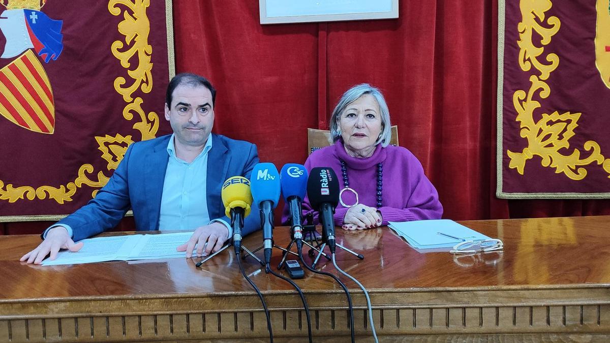 La alcaldesa de Vinaròs, Maria Dolores Miralles (PVI), y el vicealcalde, Juan Amat (PP), este martes, durante la rueda de prensa.