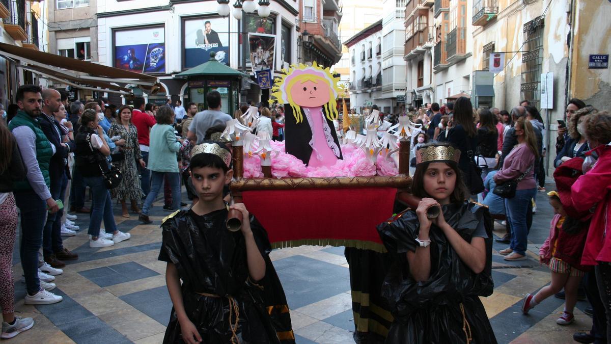 El Paso Negro procesionó en un trono a la Virgen de la Soledad que habían realizado los pequeños en cartulina.