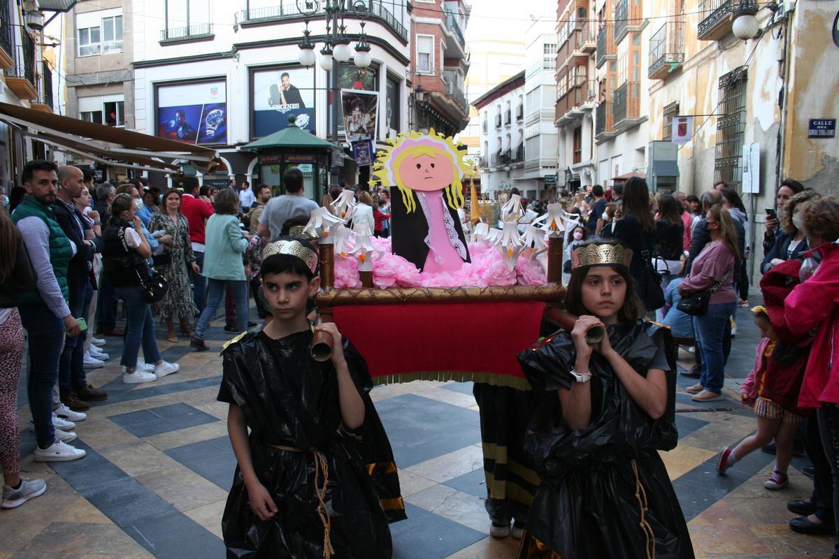 El Paso Negro procesionó en un trono a la Virgen de la Soledad que habían realizado los pequeños en cartulina.
