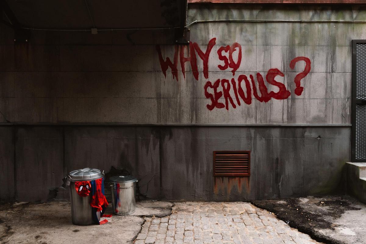 El exterior está decorado por los artistas Customizarte y Unlogic Crew.