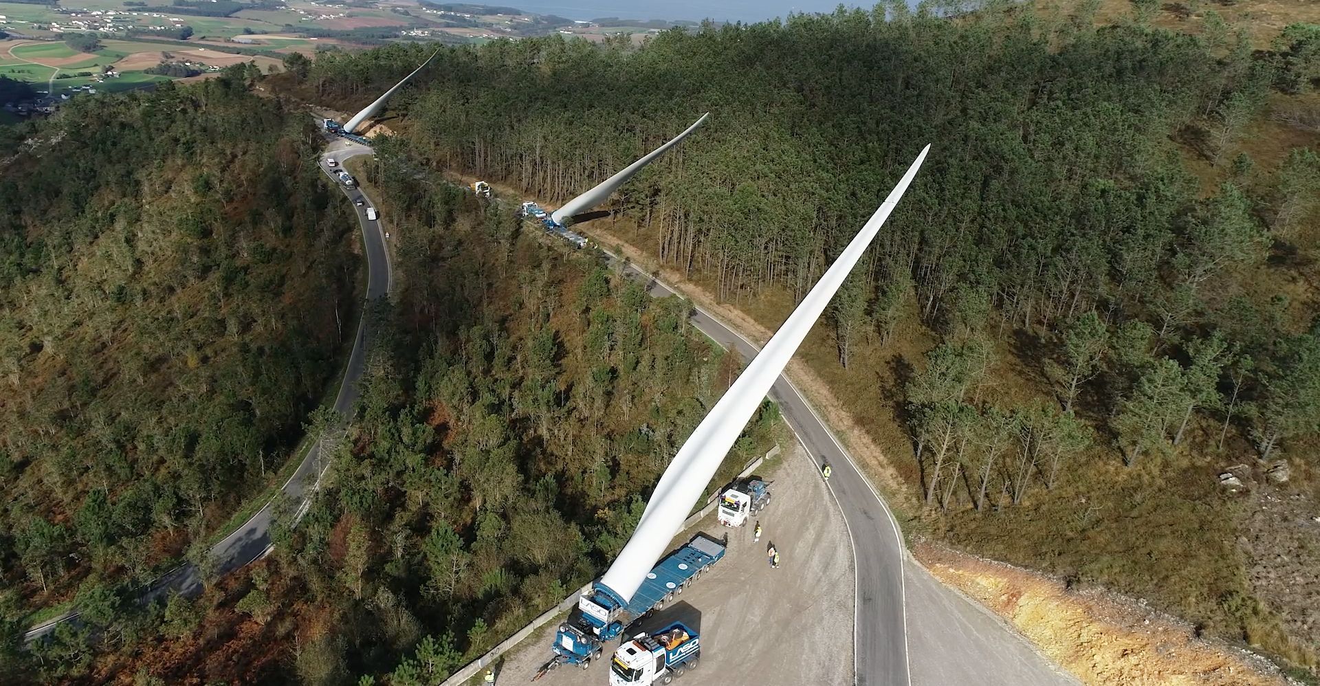 Capital Energy utiliza sistemas de transporte pioneros para minimizar la afección medioambiental de sus instalaciones renovables, como el triple &#039;blade lifter&#039; que acaba de emplear en su parque eólico asturiano Buseco.