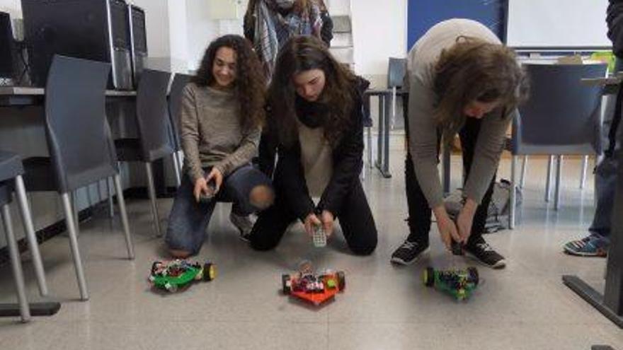 Estudiants que han participat al taller fan una cursa amb els ginys