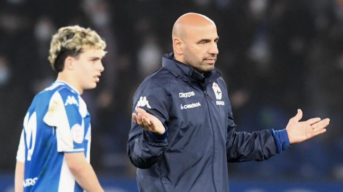 Manuel Pablo, ayer en el césped de Riazor. |  // CARLOS PARDELLAS