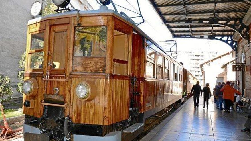 Der Rote Blitz im Bahnhof von Palma.