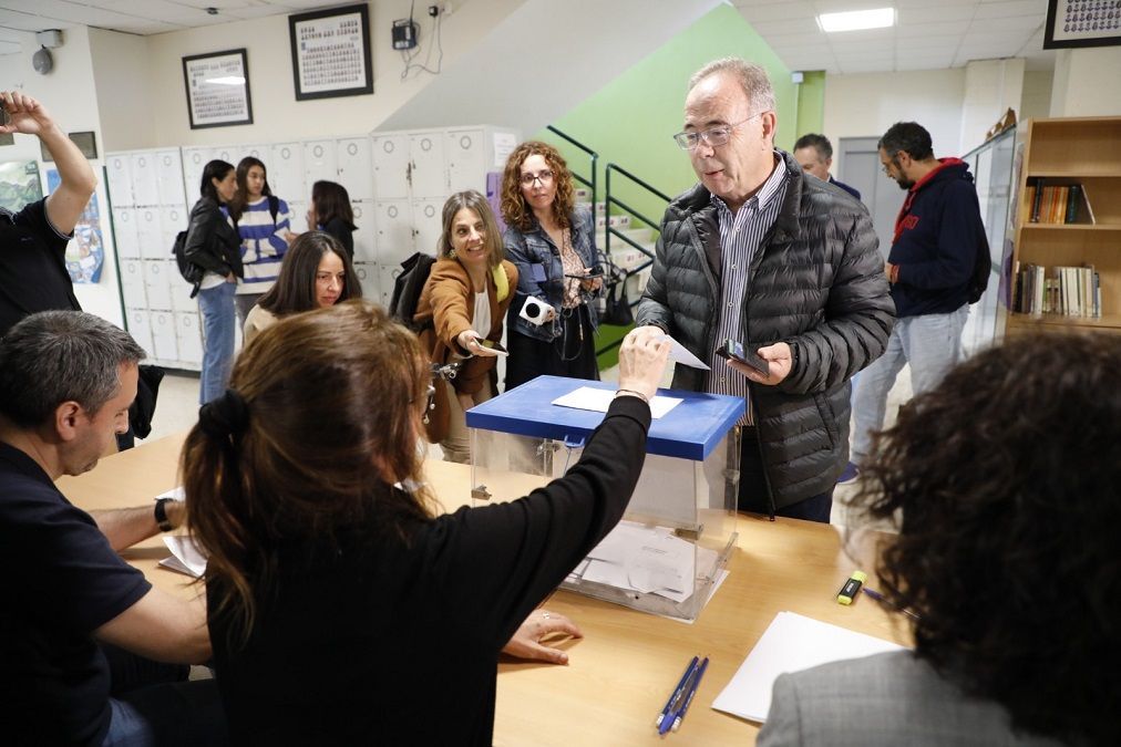 El actual regidor Xosé Antonio Sánchez Bugallo votando en el Instituto Xelmírez I