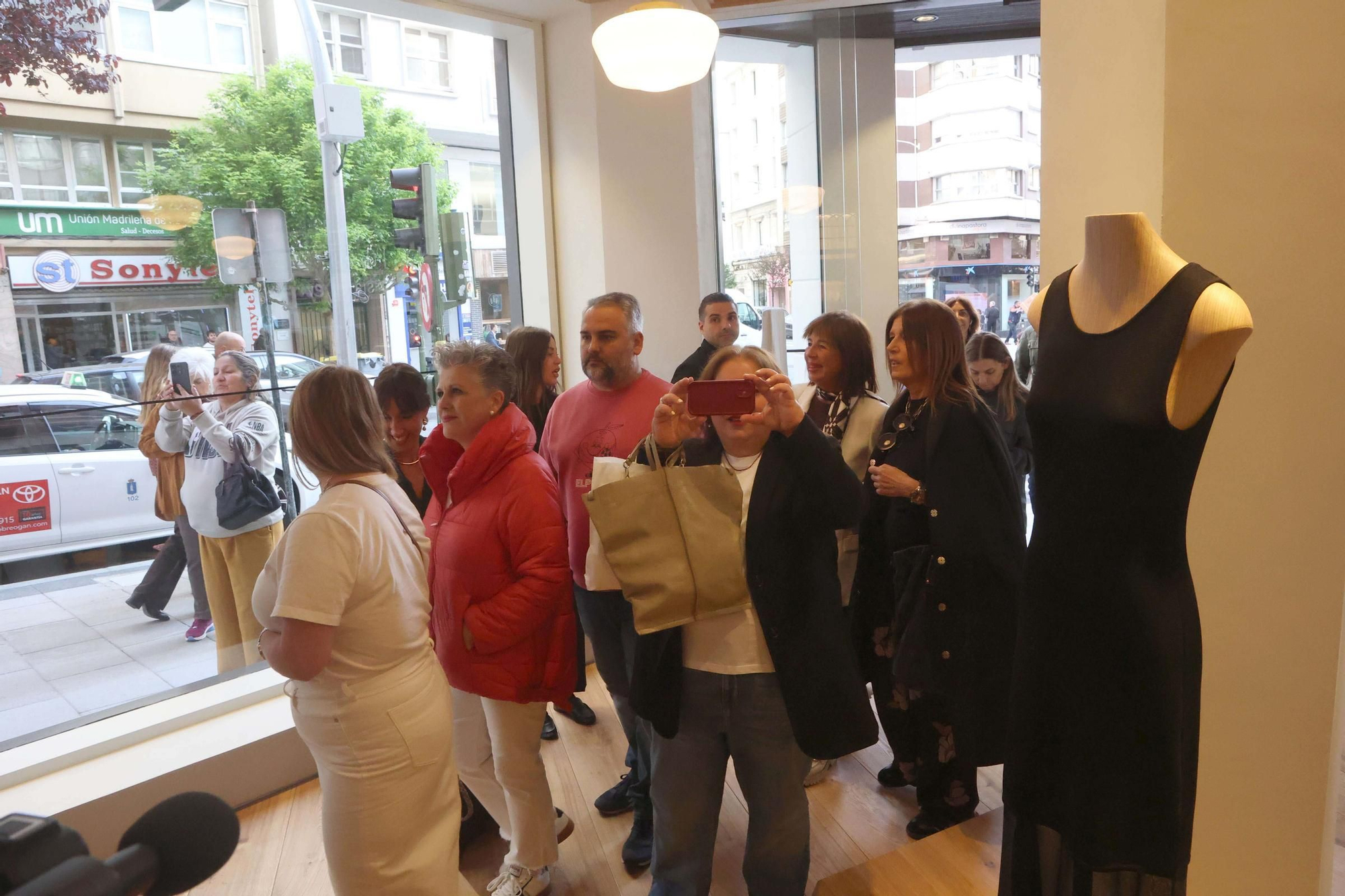 Reinauguración de la primera tienda de Zara: un homenaje a la Marina y una colección exclusiva