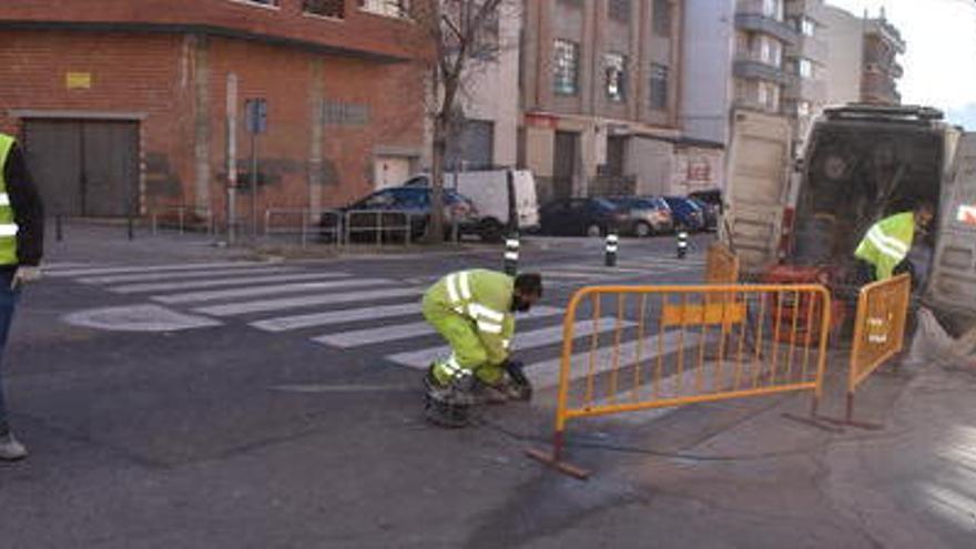 Arrenquen les obres per instal·lar al carrer Francesc Moragas el primer pas de vianants intel·ligent de Manresa