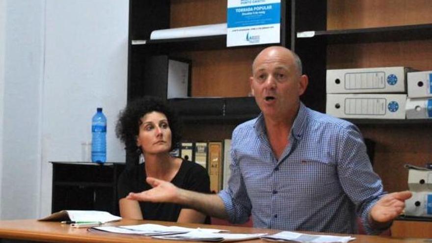 Antònia Llodrà y Joan Gomila, dos de los tres ediles de AIPC-SyS, ayer durante la rueda de prensa.