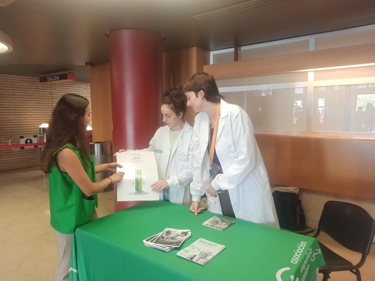 Sara Torres, Sandra Hidalgo y Cecilia Pesini, esta mañana, en el Clínico