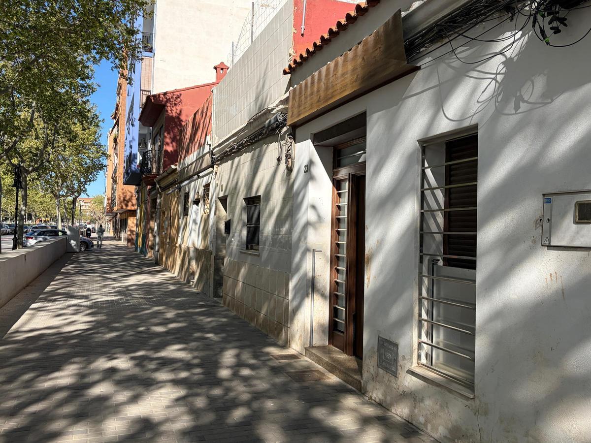 Una vivenda amb la instal·lació de les barreres antiriuades