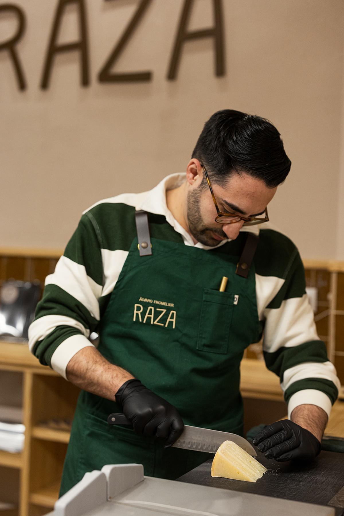 Álvaro Ocaña corta un queso.