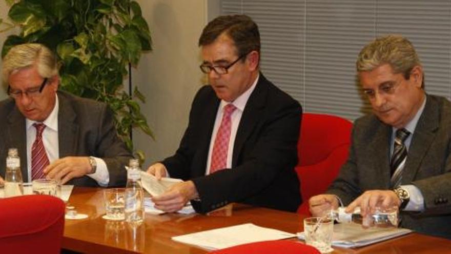 Diego Illán (i), el vicesecretario de la CROEM José Rosique (C.) y Miguel del Toro (d.), en la reunión del comité ejecutivo.
