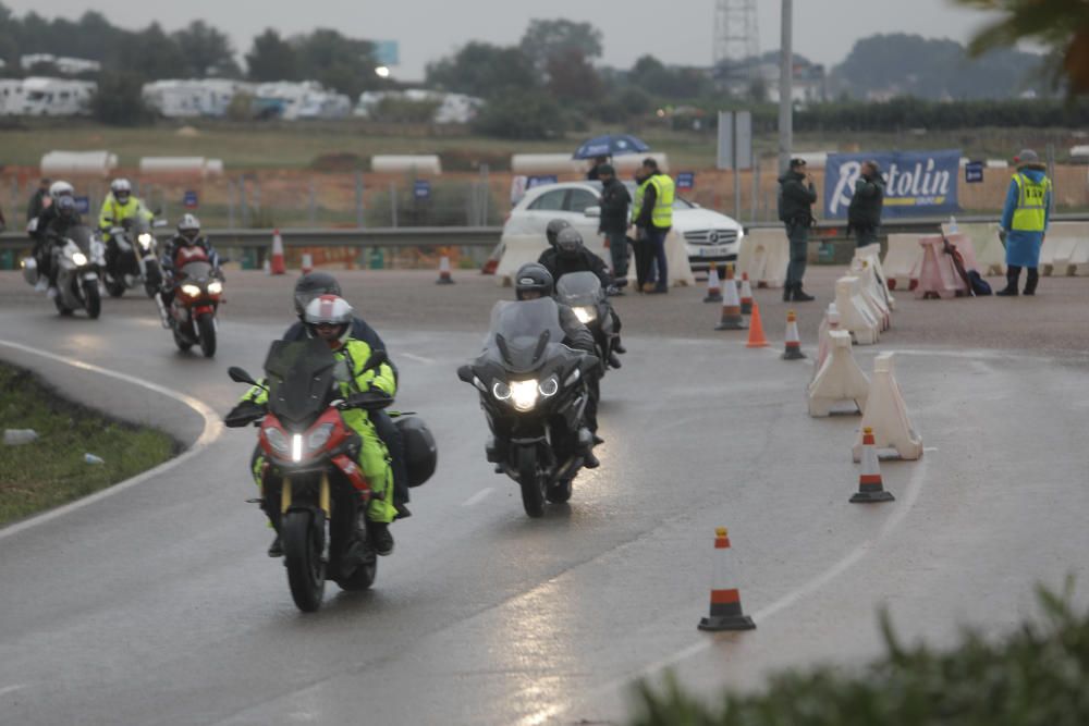 Más de 170.000 valientes desafían a la lluvia en Cheste