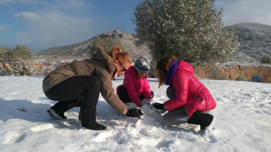 Niños jugando en la nieve en el Port d&#039;Albaida.