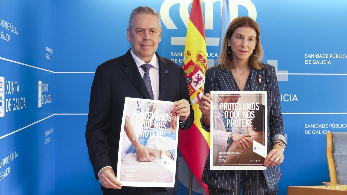 Antonio Gómez Caamaño y Natalia Lobato posan con los carteles de la campaña.