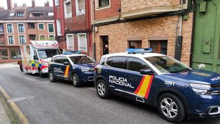 Herido un hombre tras ser golpeado en la cabeza y tiroteado en las piernas en una casa de Langreo