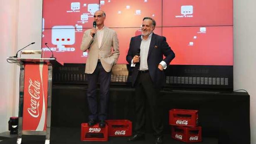 El director del área sur de Coca-Cola Iberian Partners, Ignacio González, y el creador de la app, Andrés Carranza.