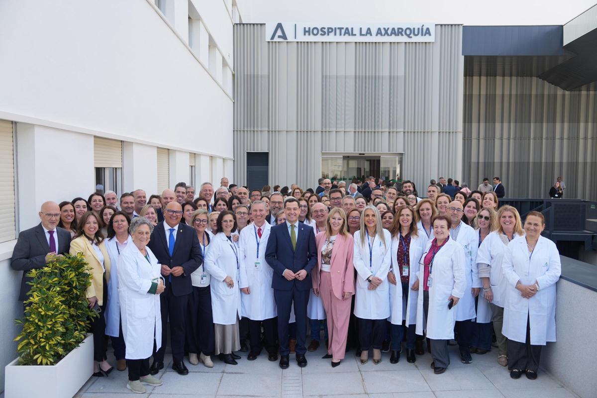El presidente de la Junta de Andalucía, Juanma Moreno, inaugura la ampliación del Hospital Comarcal de la Axarquía, en la localidad malagueña de Vélez-Málaga.