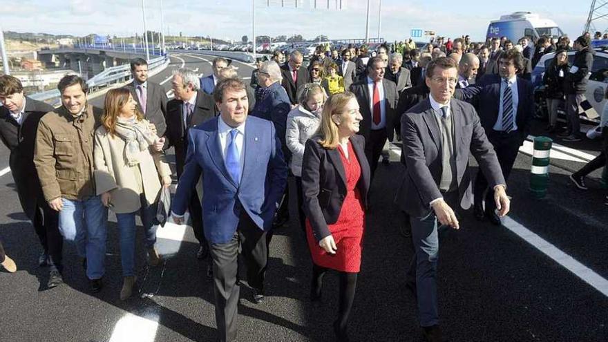 Carlos Negreira, Ana Pastor y Alberto Núñez Feijóo, al frente de la comitiva institucional en la tercera ronda.