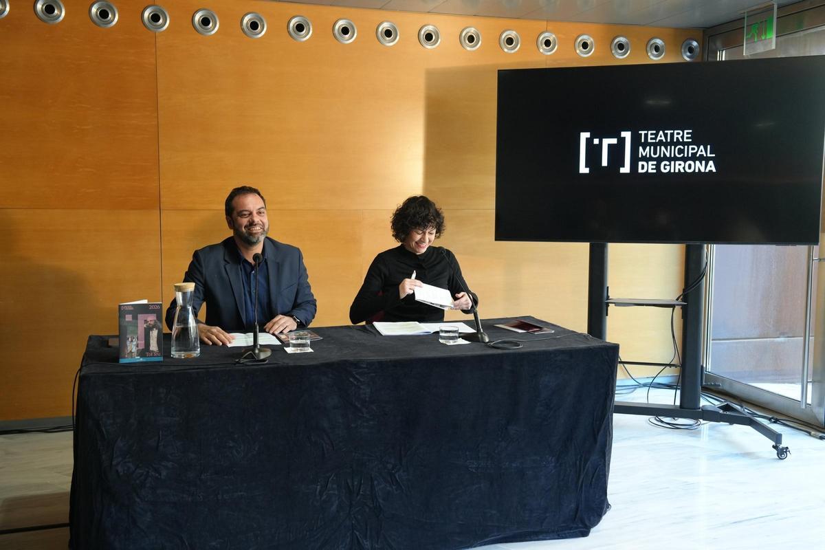 El regidor de Cultura Quim Ayats i la directora d'arts escèniques del Teatre Municipal, Elena Carmona.