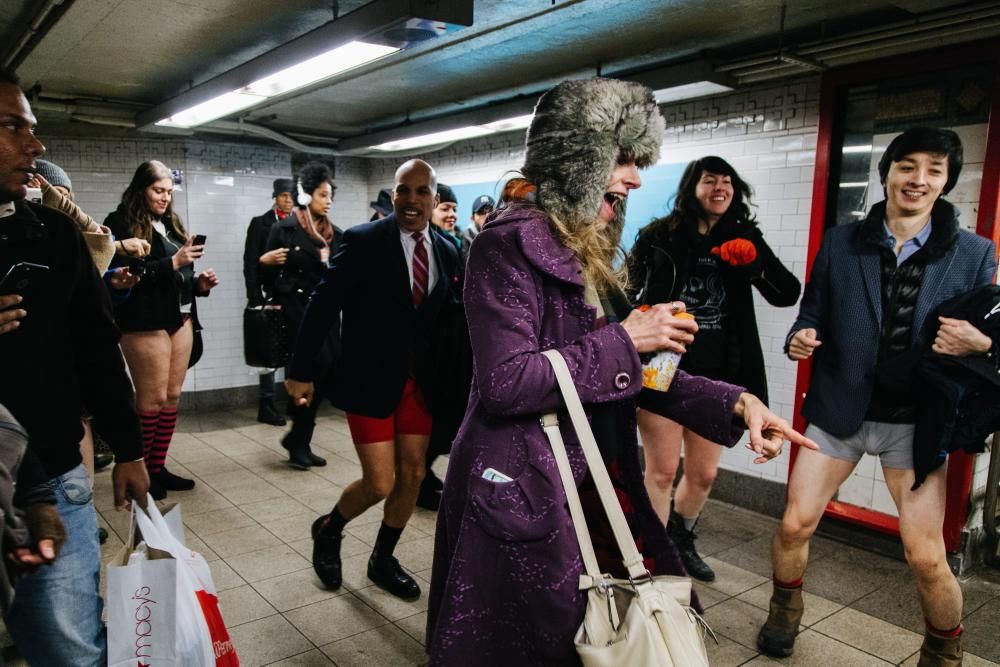 Los neoyorquinos toman el metro sin pantalones