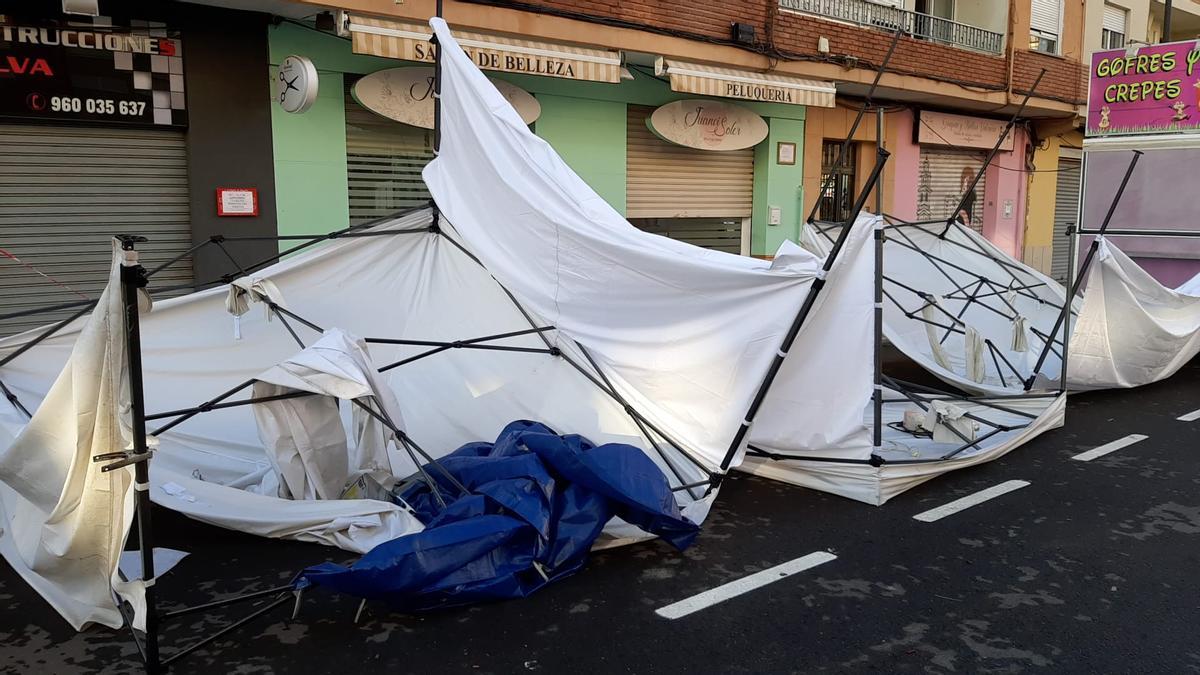El temporal de la noche de ayer se llevó por delante la carpa de la falla l'Antiga de Campanar.