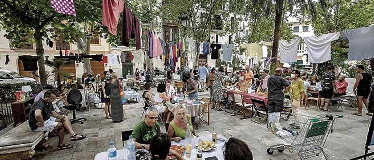 La plaza Quadrado acogió anoche el &#039;sopar a la fresca&#039;, donde cada grupo trajo su mesa y sillas de casa.