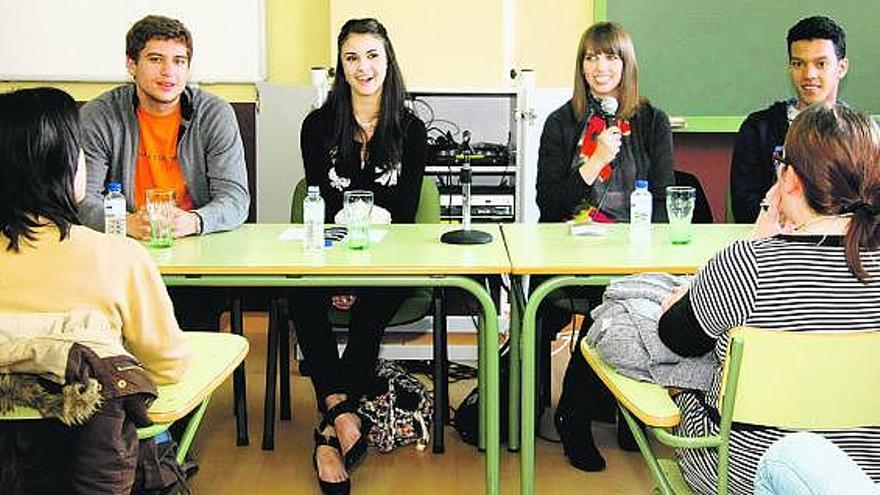 Por la izquierda, Brian Waldrep, Brittany DeGrofft, Kelli Gilson y Telmo Moreira, en la Escuela de Idiomas de Gijón.