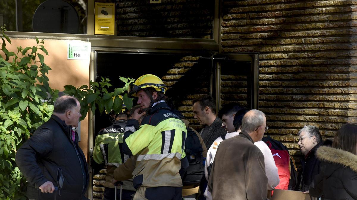 Momentos en los que los vecinos del portal 2 de la plaza Santa Clara desalojaban su edificio